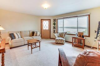 Watch the Sunrise at this Quaint Lake-View Cottage - Peoria - 6