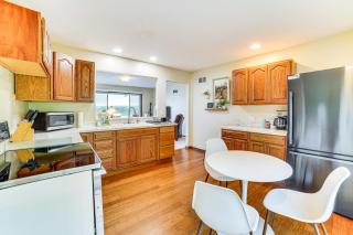 Watch the Sunrise at this Quaint Lake-View Cottage - Peoria - 2