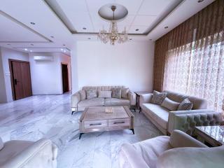 Fully Equipped 3BR Apt in Family-Friendly Building - Amman - 8