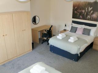 The Newborough sleeps 8 Apartments - Scarborough - 2