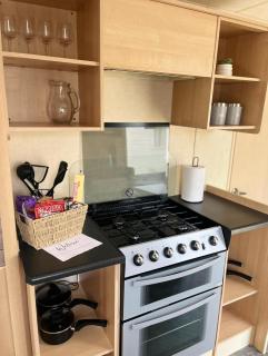 3 Bedroom Caravan - Sleeps 8 - Parking Wifi Pool - 7