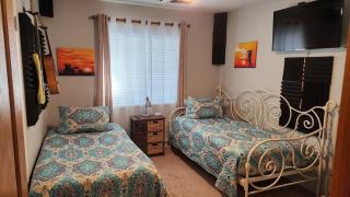 Cheerful Single Story 3-bedroom home w pool table - 4