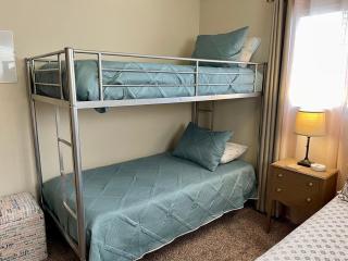 Cheerful Single Story 3-bedroom home w pool table - Santa Clarita - 2