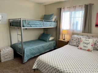 Cheerful Single Story 3-bedroom home w pool table - Santa Clarita - 1