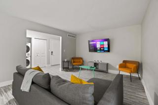 Stylish & Spacious Getaway Near Downtown - Rochester Hills - 0