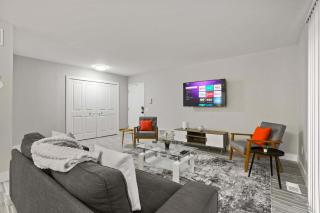 Trendy & Vibrant Unit City Experience - Rochester Hills - 9