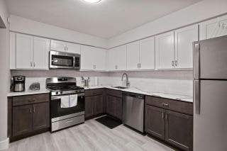 Urban Oasis Sleek Cozy & Well-Located - Rochester Hills - 8