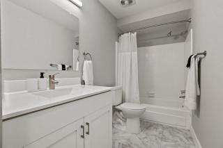 Urban Oasis Sleek Cozy & Well-Located - 4