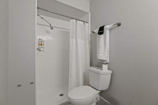 Urban Oasis Sleek Cozy & Well-Located - Rochester Hills - 1