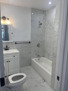 538) Massive 2 bedroom sleeps 12 - Harrisburg - 9