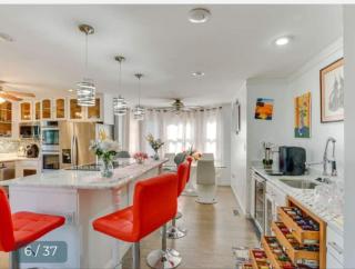 538) Massive 2 bedroom sleeps 12 - Harrisburg - 6