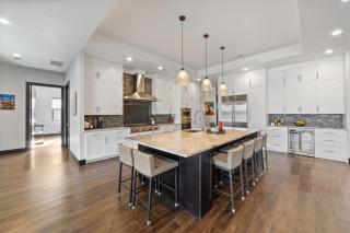 Luxurious Executive Home in Quiet Residential Neighborhood - 7