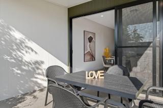 Luxury 4BR Home with Pool Gym and BBQ in Helensvale - Gold Coast - 8