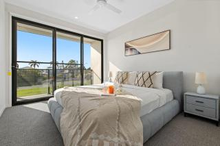 Luxury 4BR Home with Pool Gym and BBQ in Helensvale - Gold Coast - 2