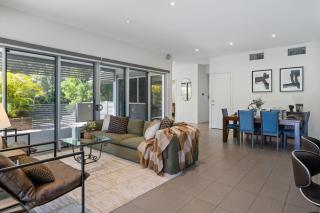Stylish 4BR Home with BBQ and Media Room in Mt Ommaney - Mount Ommaney - 9