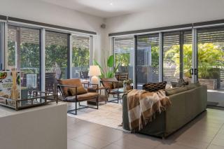 Stylish 4BR Home with BBQ and Media Room in Mt Ommaney - Mount Ommaney - 1