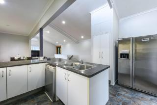 Spacious 5BR Retreat withBalcony Gym Near Hotspots - Springwood - 6