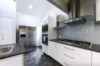 Spacious 5BR Retreat withBalcony Gym Near Hotspots - Springwood - 5