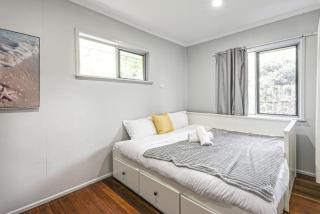 Spacious 5BR Retreat withBalcony Gym Near Hotspots - Springwood - 2