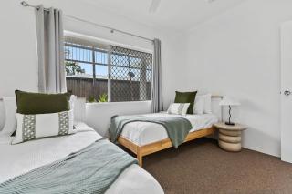 Cairns Tropical Bliss Swim in Swim out Apartment - 3