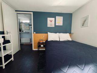 Peaceful room on a houseboat in the city centre - Amsterdam - 9