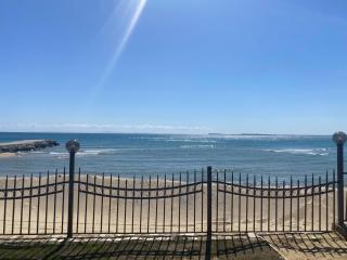 Beachfront, 2 Bed with Sea Views - 7