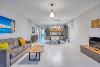 Unique two bedroom apt with huge outdoor area and close to entertainment - Is-Swieqi - 2