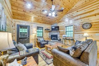 Private Hot Tub and Deck Woodsy Broken Bow Retreat - Broken Bow - 7