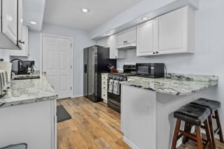 Cozy & Inviting, Solar Half-Plex in Country Glen - 6