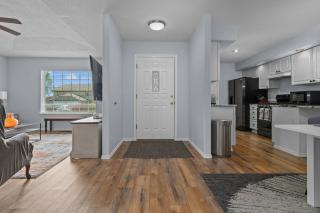 Cozy & Inviting, Solar Half-Plex in Country Glen - 5