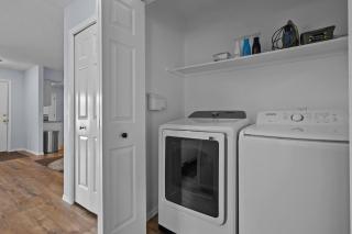 Cozy & Inviting, Solar Half-Plex in Country Glen - 4