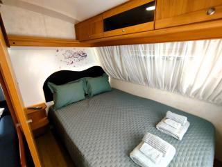 Ella's Camper - - 8