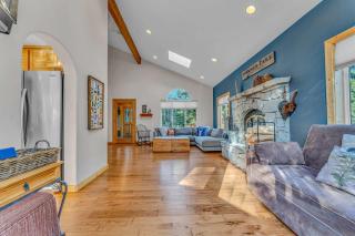 Spacious Pet-Friendly Truckee Retreat with Hot Tub - 2