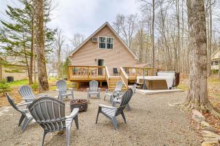 Hot Tub and Decks Tree-Lined Retreat in Pocono Lake - Pocono Lake - 0
