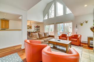 Hot Tub and Decks Tree-Lined Retreat in Pocono Lake - Pocono Lake - 6