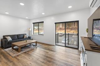 Cozy Spacious Retreat with Fireplace 205 - 9