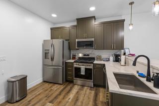 Cozy Spacious Retreat with Fireplace 205 - Juneau - 2