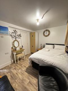 OYO Unique Guestroom - Farnworth, Easy Access to Bolton - Farnworth - 9