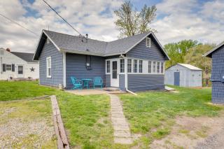 Homey Cottage with Sunroom and Smart TV! - - 8