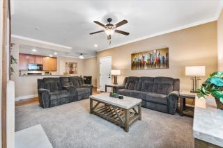 Stylish 3BR Apt with Pool Gym & Basketball Court - Steamboat - 9