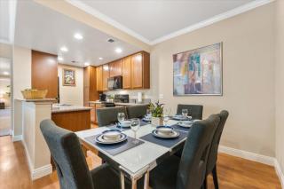 Stylish 3BR Apt with Pool Gym & Basketball Court - Steamboat - 8