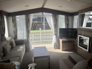 Lovely 8 Berth Caravan With Large Decking Area In Caister, Norfolk Ref 65055Eb - Caister-on-Sea - 9