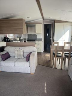 Lovely 8 Berth Caravan With Large Decking Area In Caister, Norfolk Ref 65055Eb - Caister-on-Sea - 8