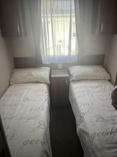Lovely 8 Berth Caravan With Large Decking Area In Caister, Norfolk Ref 65055Eb - Caister-on-Sea - 3