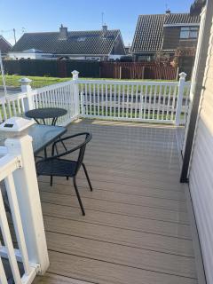 Lovely 8 Berth Caravan With Large Decking Area In Caister, Norfolk Ref 65055Eb - Caister-on-Sea - 1