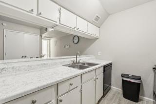 Stratton 2526e I Comfy 2 Bed 2 Bath - Arlington - 2
