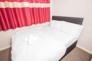 A Cosy 5 Bed House near Luton Airport - - 1
