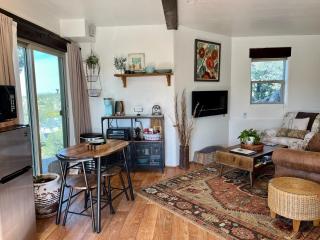 Prickly Pear Unique Studio with bathroom built into the Granite boulders, Amazing Views, Front & back porches, Firepit,Dog friendly - Prescott - 4