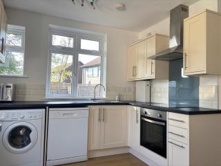 3BR Home Away From Home - Free Parking - Near LGW Airport - Crawley - 1