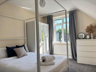 3BR Home Away From Home - Free Parking - Near LGW Airport - Crawley - 4